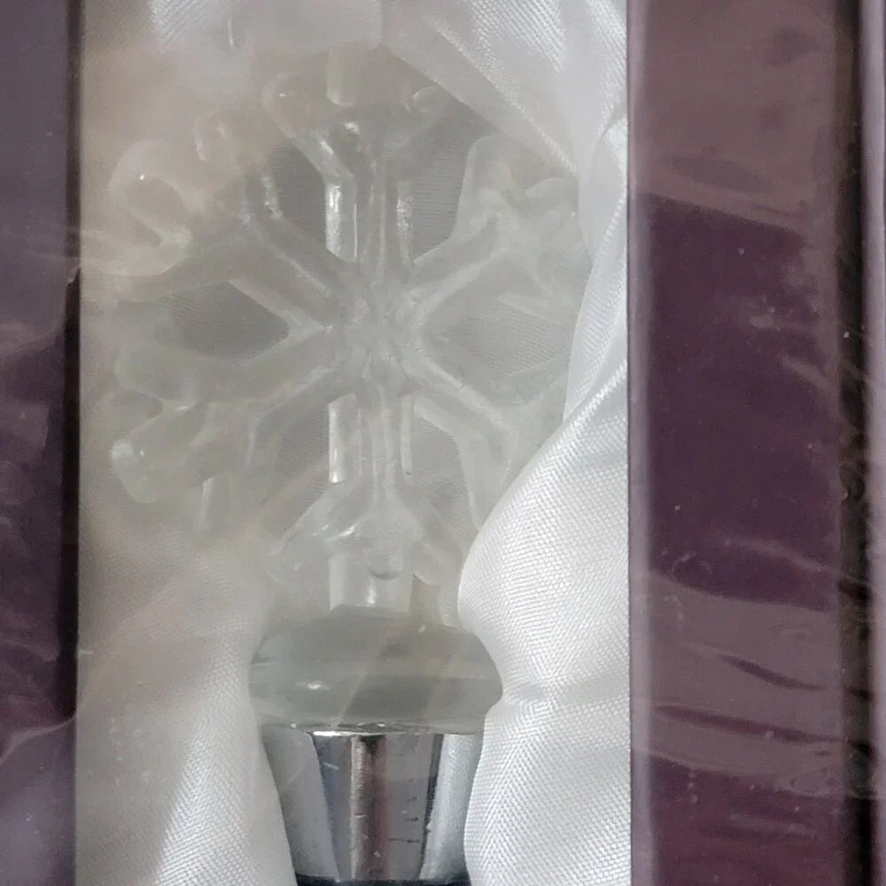 New in Box Hand Blown Glass Holiday Winter Wine Bottle Stoppers - Package of 3 - Picture 3 of 7